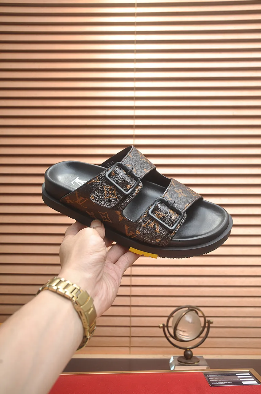 Men's shoes 💰400💶 [Louis Vuitton LV slippers] (high-end cowhide) counter 1:1 fashion style, a must-have for summer! The designer used LV’s iconic outsole. The original simple slippers instantly become fashionable! The upper is made of flexible special cowhide leather straps alternately, and the workmanship is exquisite! A must-have for stylish men in summer, size 38-45 (45 customized)